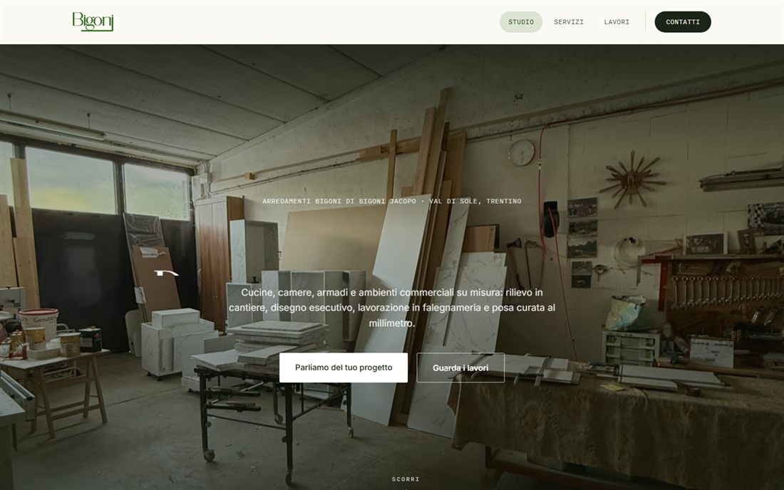 Home page del sito di Arredamenti Bigoni: foto della falegnameria a tutto schermo con il titolo Dove il legno prende forma.